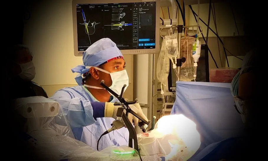 Minimally invasive spine surgery with advanced imaging guidance